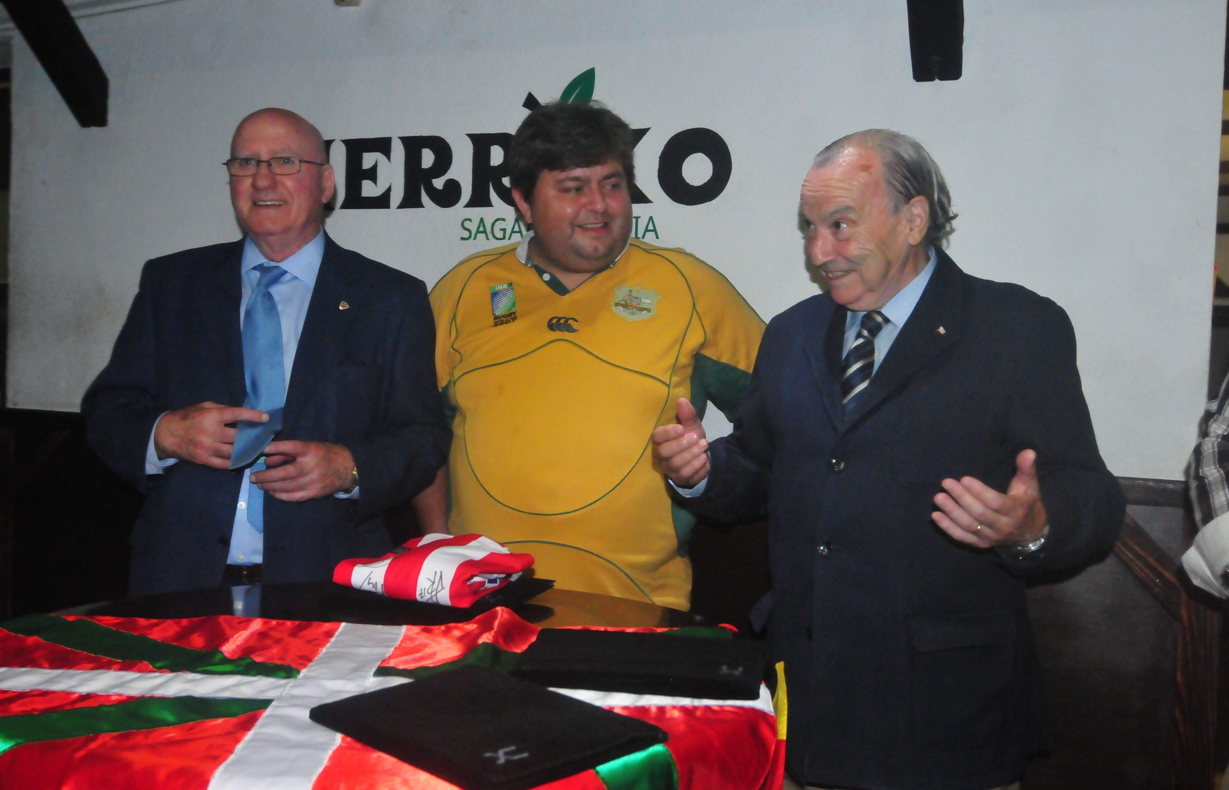 José María Argoitia, Sergi Sánchez i Koldo Aguirre, a l'acte. FOTO: Mònica Condeminas