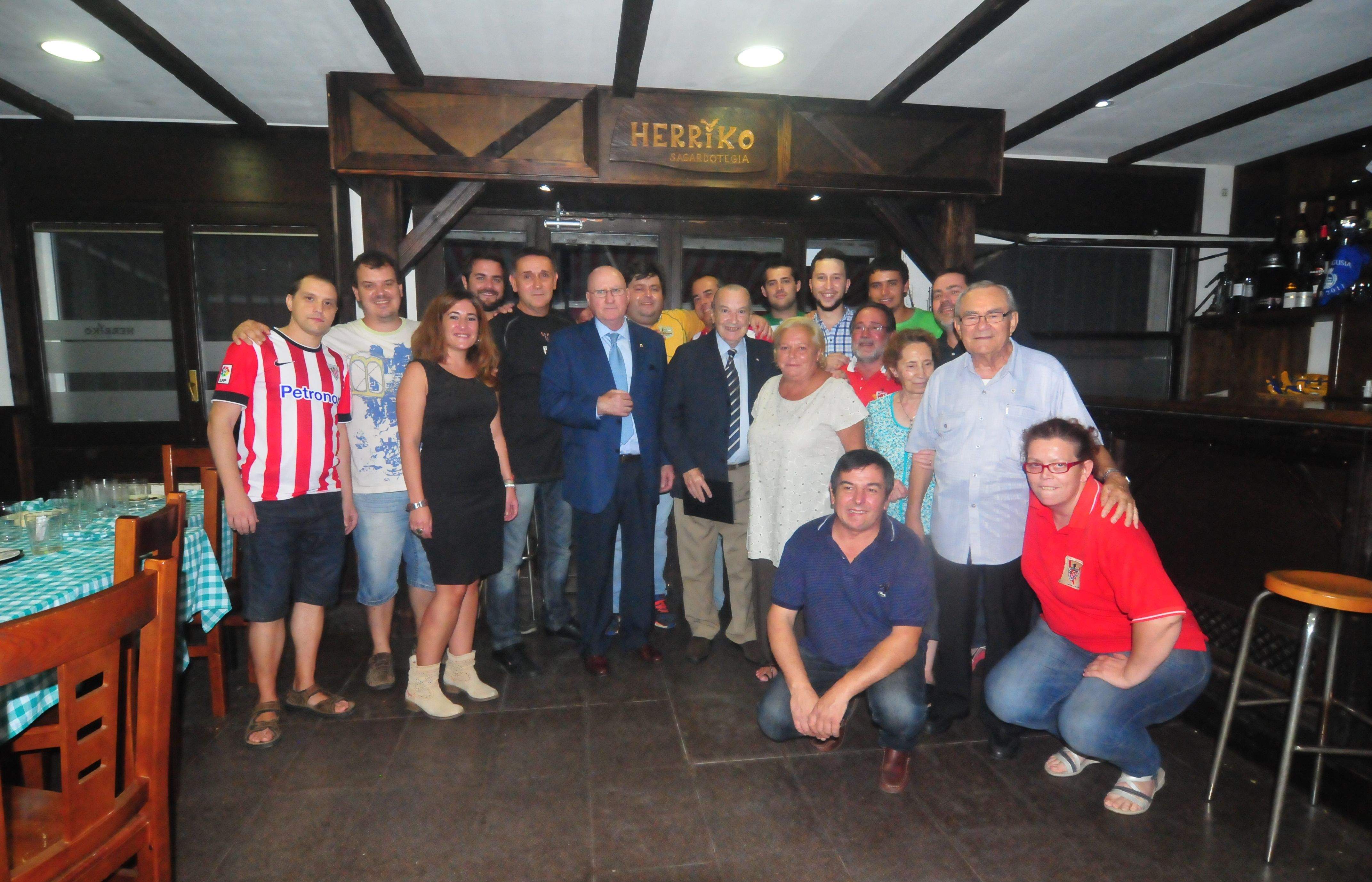 Socis de la penya amb els dos il·lustres exjugadors de l'Athletic. FOTO: Mònica Condeminas