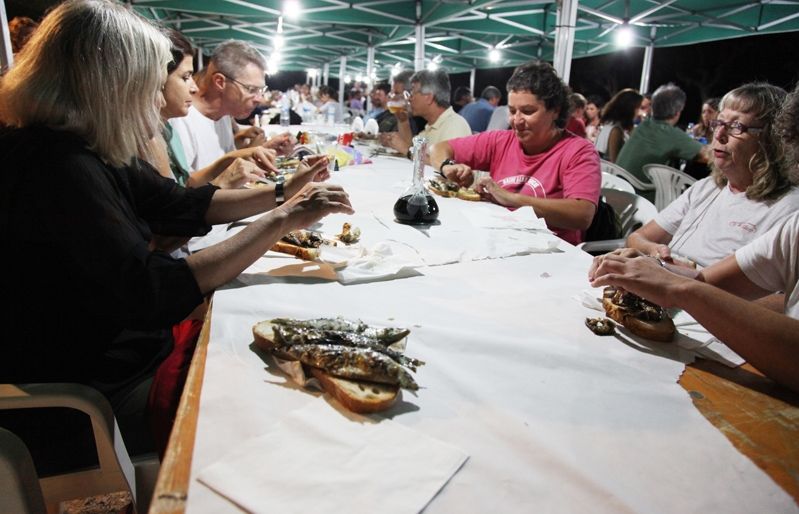La sardinada popular ecològica és una tradició de la Festa Major. FOTO: Lali Puig