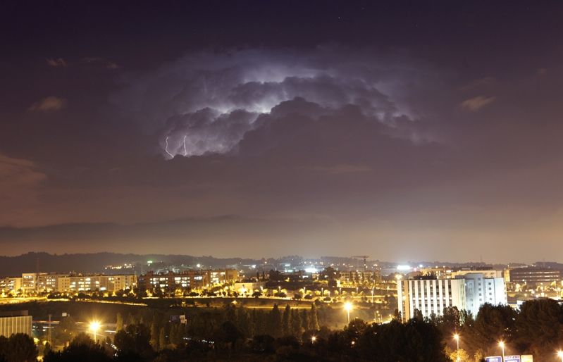 Una tempesta elèctrica des del Turó de Can Mates FOTO: Artur Ribera