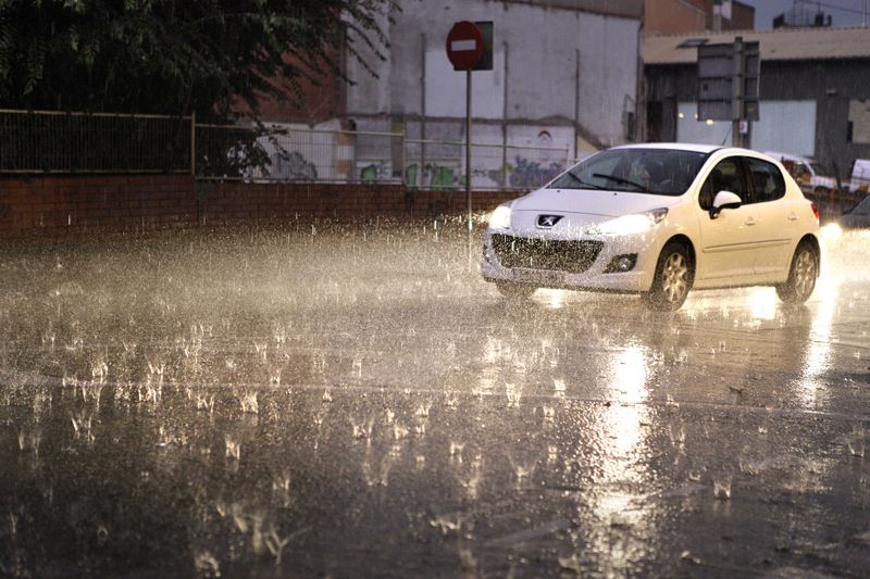 Un excés d'aigua a les carreteres o un paviment mullat poden fer perdre el control del vehicle FOTO: Arxiu