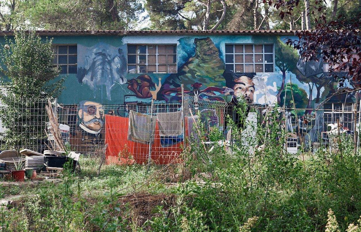 Les antigues fàbriques a l'avinguda dEmeterio Escudero, a la Floresta, fa anys que estan ocupades. FOTO: Artur Ribera