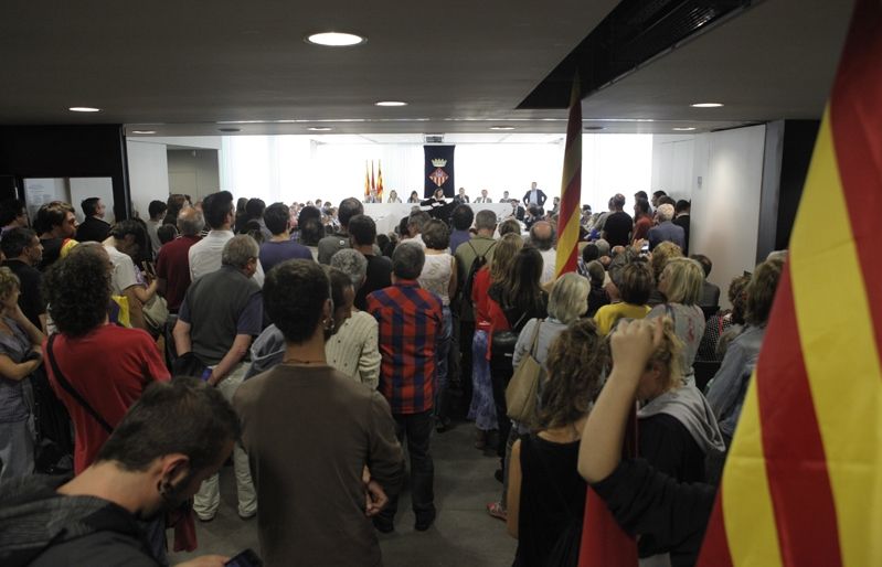 Més de 150 persones han assistit al ple extraordinari per donar suport a la consulta del 9 de novembre. FOTO: Artur Ribera 