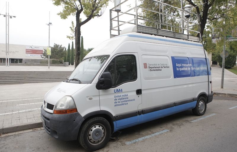 Unitat mòbil de control de la contaminació ubicada davant del Teatre-Auditori. FOTO: Artur Ribera 