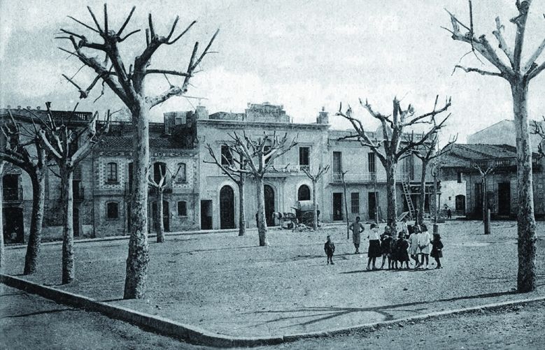 La plaça de Barcelona don guardo tants records de la infantesa. Foto dels anys 20, extreta del llibre Sant Cugat del Vallès, de vila rural a ciutat moderna