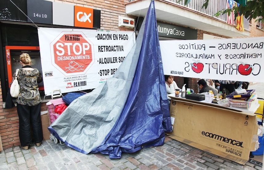 Acampada davant de CatalunyaCaixa, al carrer de Villà. FOTO: Lali Puig