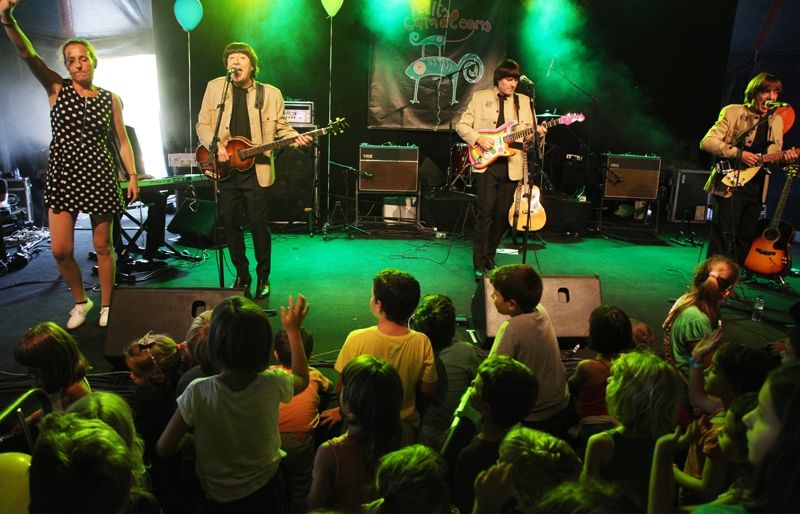 The Beatles Kids va fer ballar a petits i grans aquest dissabte. FOTO: Lali Puig