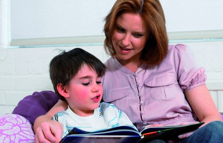 Ensenyar a llegir als nens perquè gaudeixen de la lectura. FOTO: Cedida