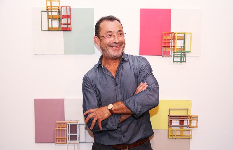 L'artista davant de quatre de les seves creacions. FOTO: Lali Puig