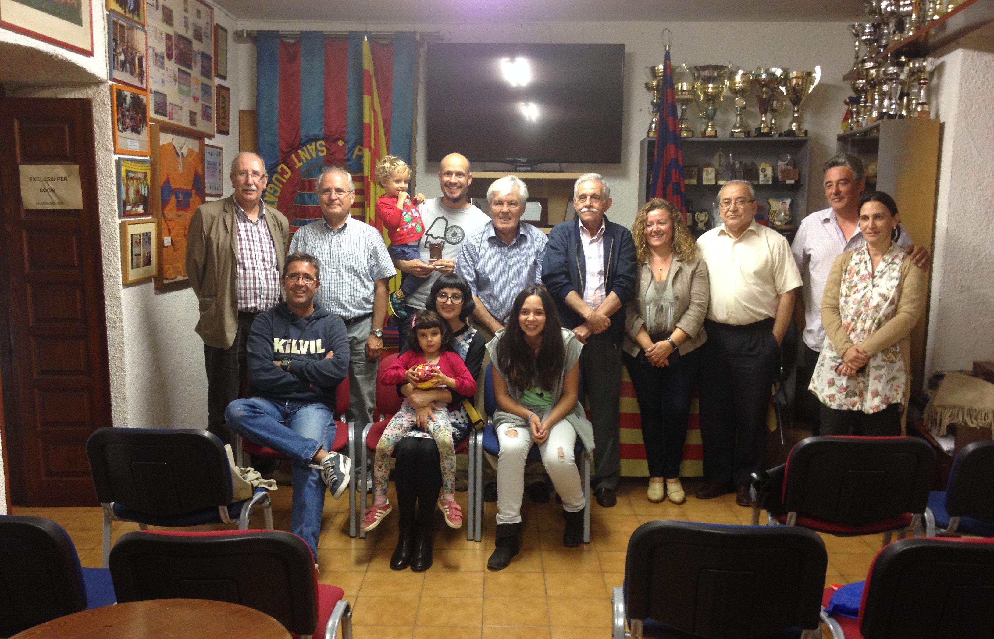 Guille Milkyway amb el president Félez, i directius i socis de la Penya Blaugrana Sant Cugat. FOTO: À. L. P.
