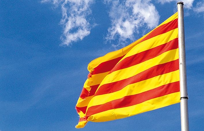 HI ha topònims o cognoms acabat amb -AS perquè la transcripció de la llengua oral va prevaldre davant de criteris ortogràfics