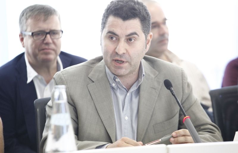 Ferran Villaseñor del PSC qui ha presentat la moció. FOTO: Artur Ribera al ple d'octubre 2014