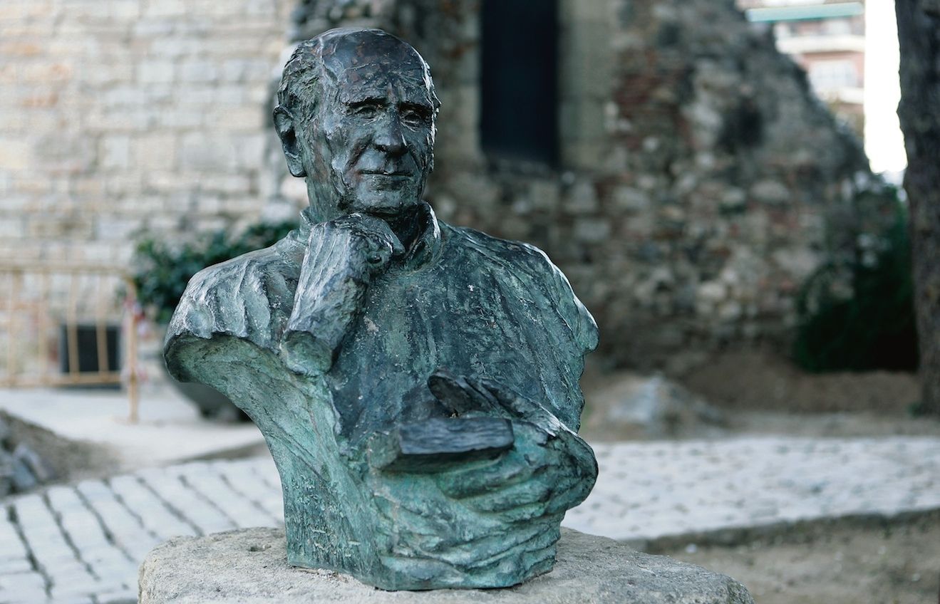 El bust del poeta Miquel Cabanas alibau està situat a la plaça de l'Om. FOTO: Artur Ribera