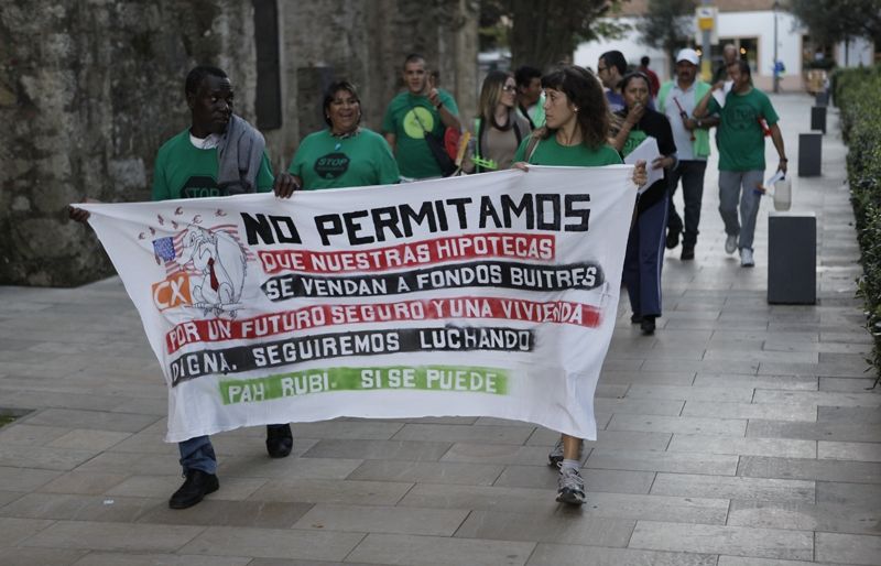 Els membres de la PAH fent visible el seu problema als carrers de Sant Cugat. FOTO: Artur Ribera