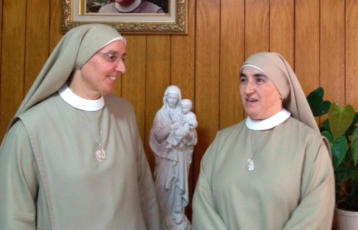 Maria de Santa Teresa, mare superiora d'El Pinar, acompanyada d'un altre monja. FOTO: Cedida