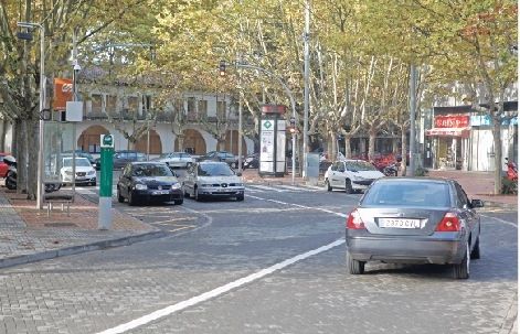 A la plaça del Pi, davant lestació, hi ha la majoria de serveis. FOTO: Artur Ribera