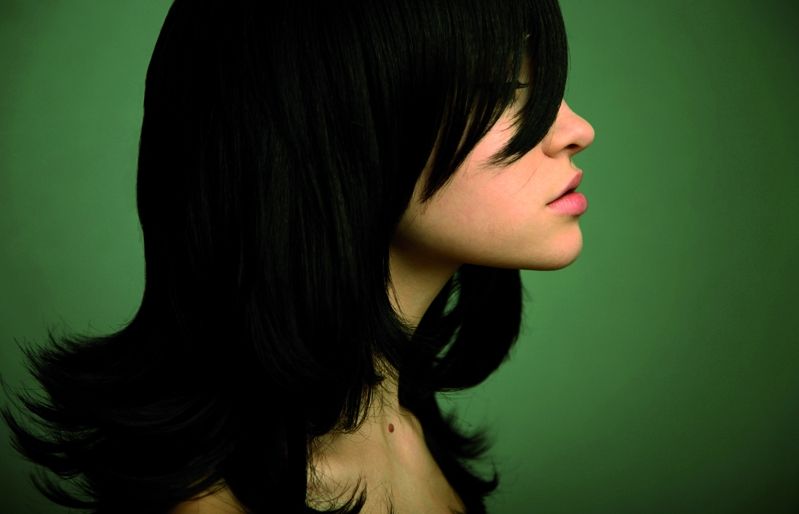 Tractament del cabells castany i fosc amb xampú sec amb llet de civada. FOTO: Cedida