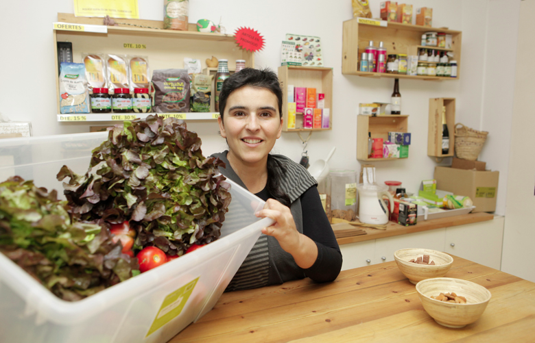 Montse Valderrama treballa a El Cabàs, cooperativa de menjar ecològic. FOTO: Artur Ribera