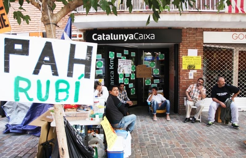 La PAH porta setanta dies acampada al carrer Villà. FOTO: Artur Ribera
