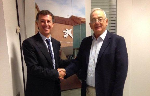 Joan Martí, director d'oficina a Sant Cugat i  Ramon Escamilla, representant Fundació Acció Solidària contra l´Atur. FOTO: Cedida 