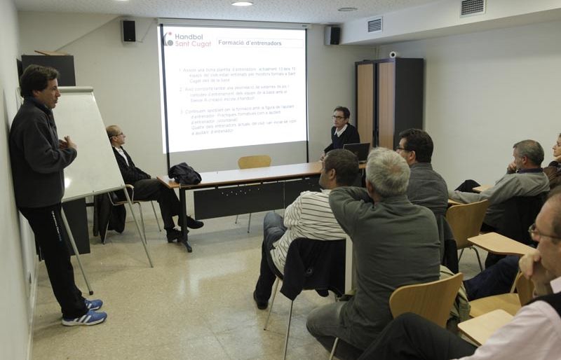 Davide Bonaccini, a la dreta de la imatge i sentat a la taula, no continuarà presidint el Club Handbol Sant Cugat. FOTO: Artur Ribera
