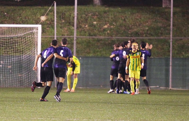 Els jugadors del Junior FC celebren un dels cinc gols que han fet. FOTO: Lali Puig