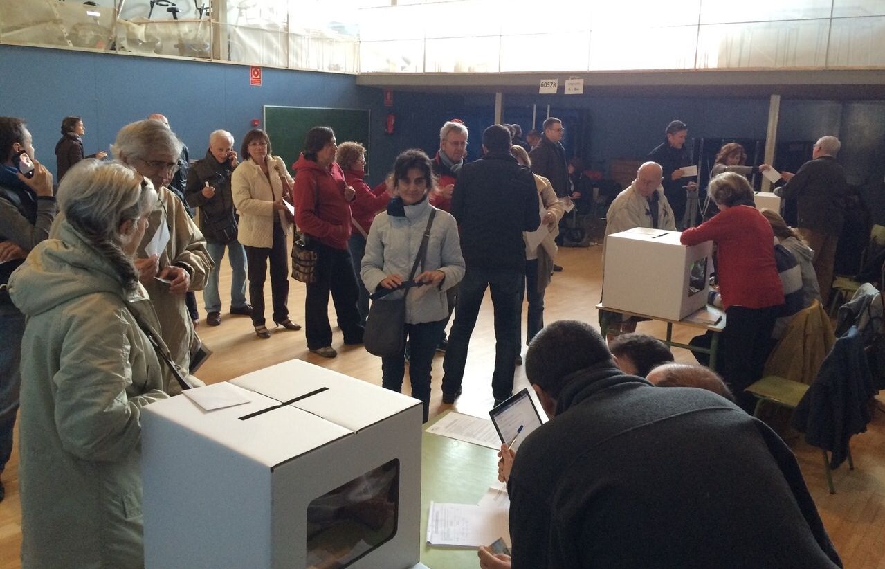 Els santcugatencs votaven el 9N des de primera hora del matí FOTO: JM. Vallès