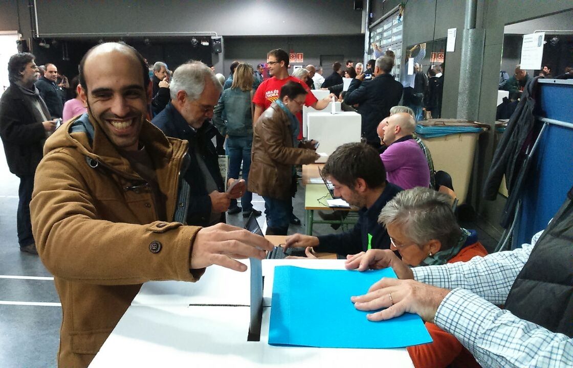 Un noi vota a l'Institut Joaquima Pla i Farreras, on s'han habilitat 16 meses. FOTO: C. Caballé