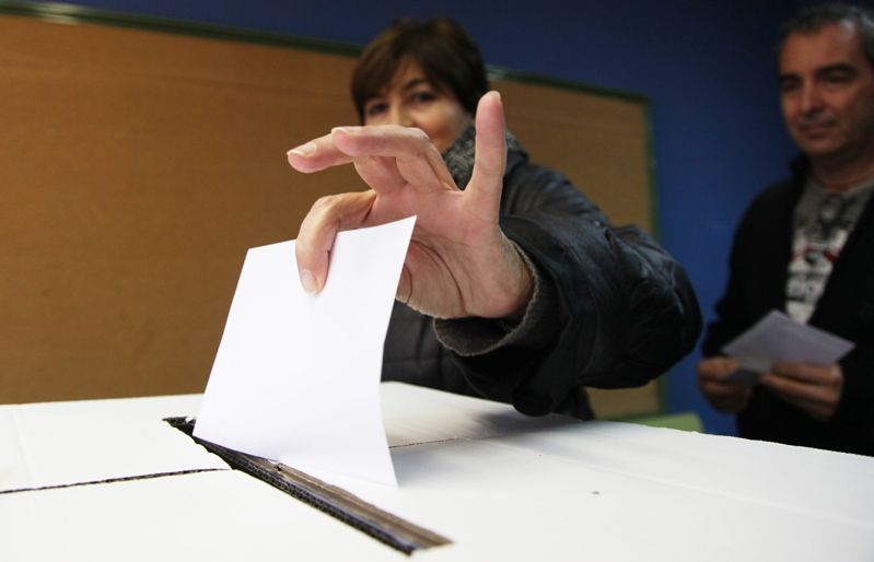 Una santcugatenca exercint el seu dret a voto. FOTO: Arxiu