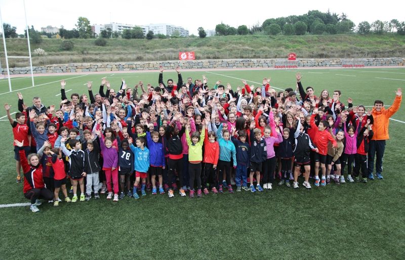 Fotografia de família dels atletes que han participat en la 8a Festa de l'Atletisme. FOTO: Lali Puig