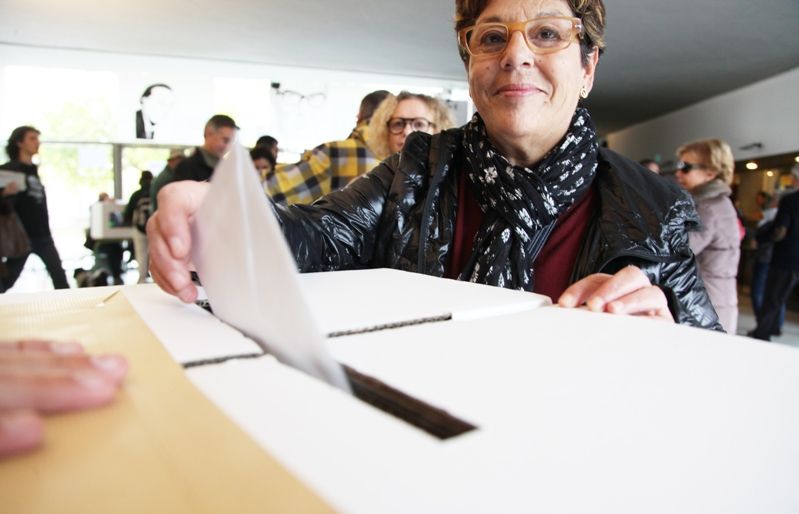 La gent ha anat a votar des de primera hora del matí. FOTO: Lali Puig