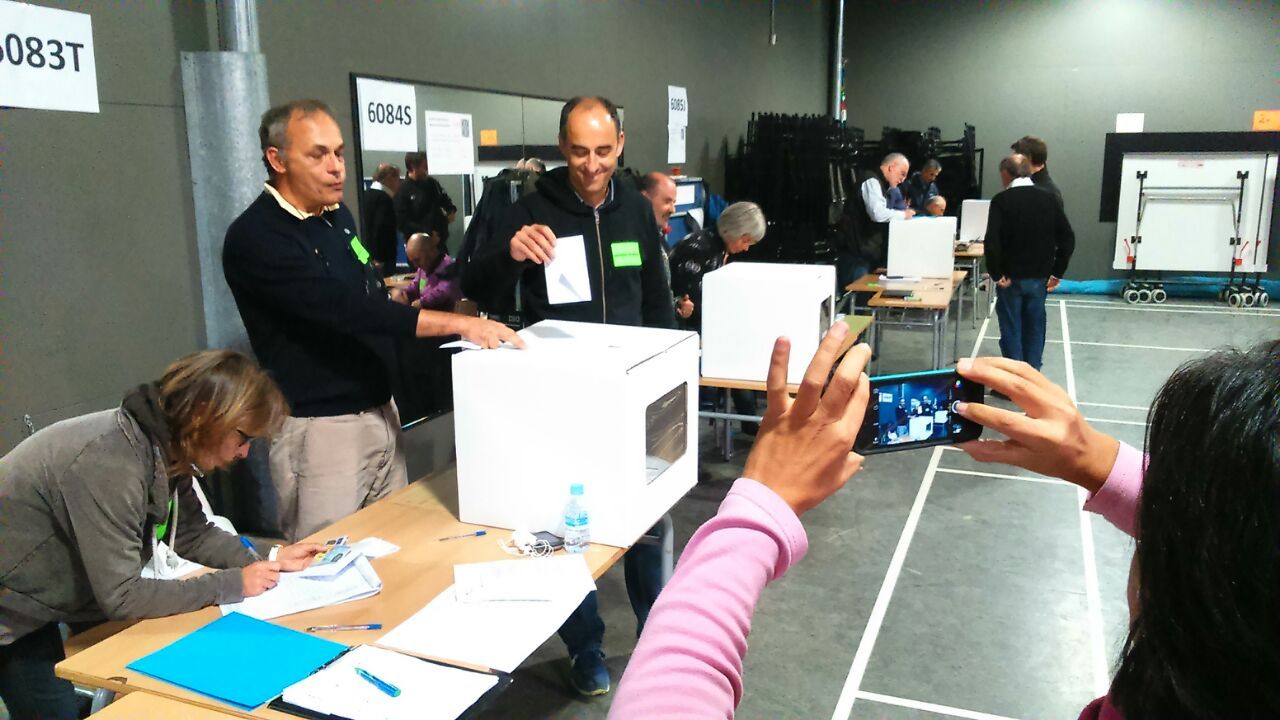 Voluntaris votant i recompte al CAR