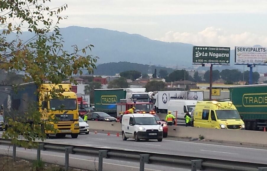 Imatge d'arxiu d'un accident a l'AP-7 a Sant Cugat FOTO: Cedida