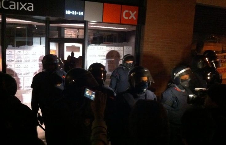 Moment del desallotjament. Foto: @juliamestieri (twitter)