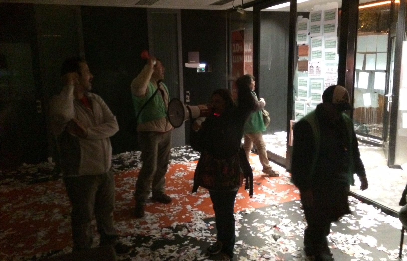 Membres de la Pah Rubí a dins de CatalunyaCaixa de la rabla de Torreblanca, aquest dilluns. FOTO: L.Grau