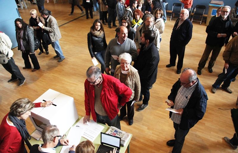 Cua de santcugatencs per votar el diumenge, 9 de novembre. FOTO: Lali Puig