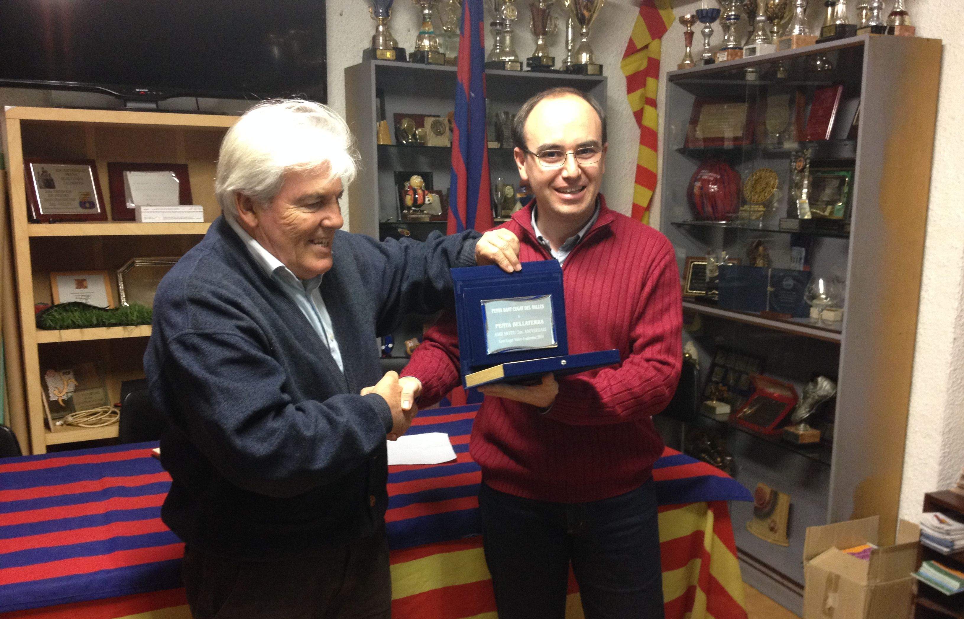 Josep Maria Félez ha lliurat una placa a Oriol Campmany. FOTO: Àlex López Puig