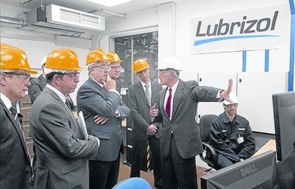 Felip Puig va inaugurar l'ampliació de Lubrizol, feta gràcies a la inversió de Warren Buffet. FOTO: El Periódico