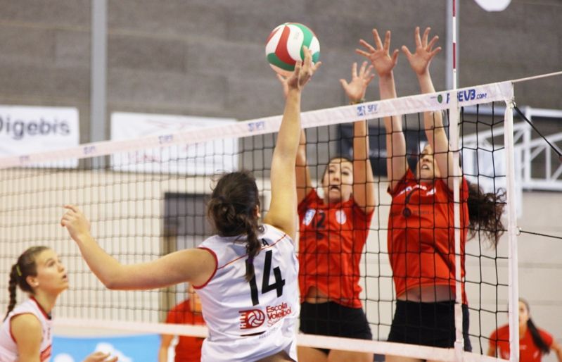 Sara Julián, en una acció del partit. FOTO: Lali Puig