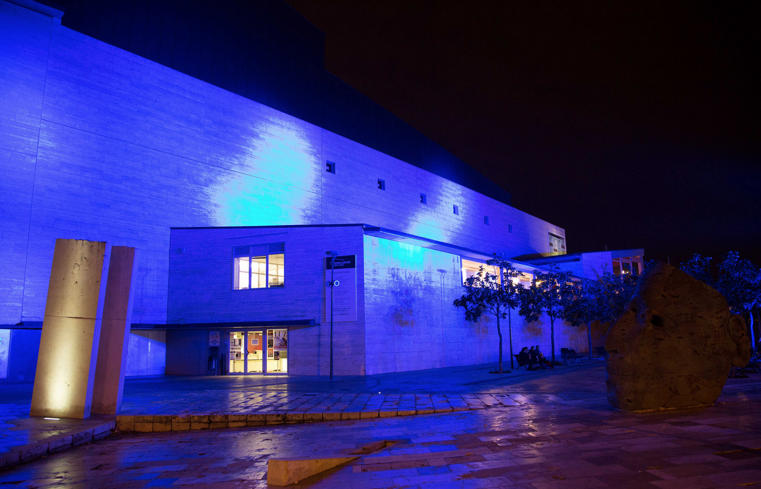 El Teatre-Auditori es va il·luminar de blau. FOTO: Localpres
