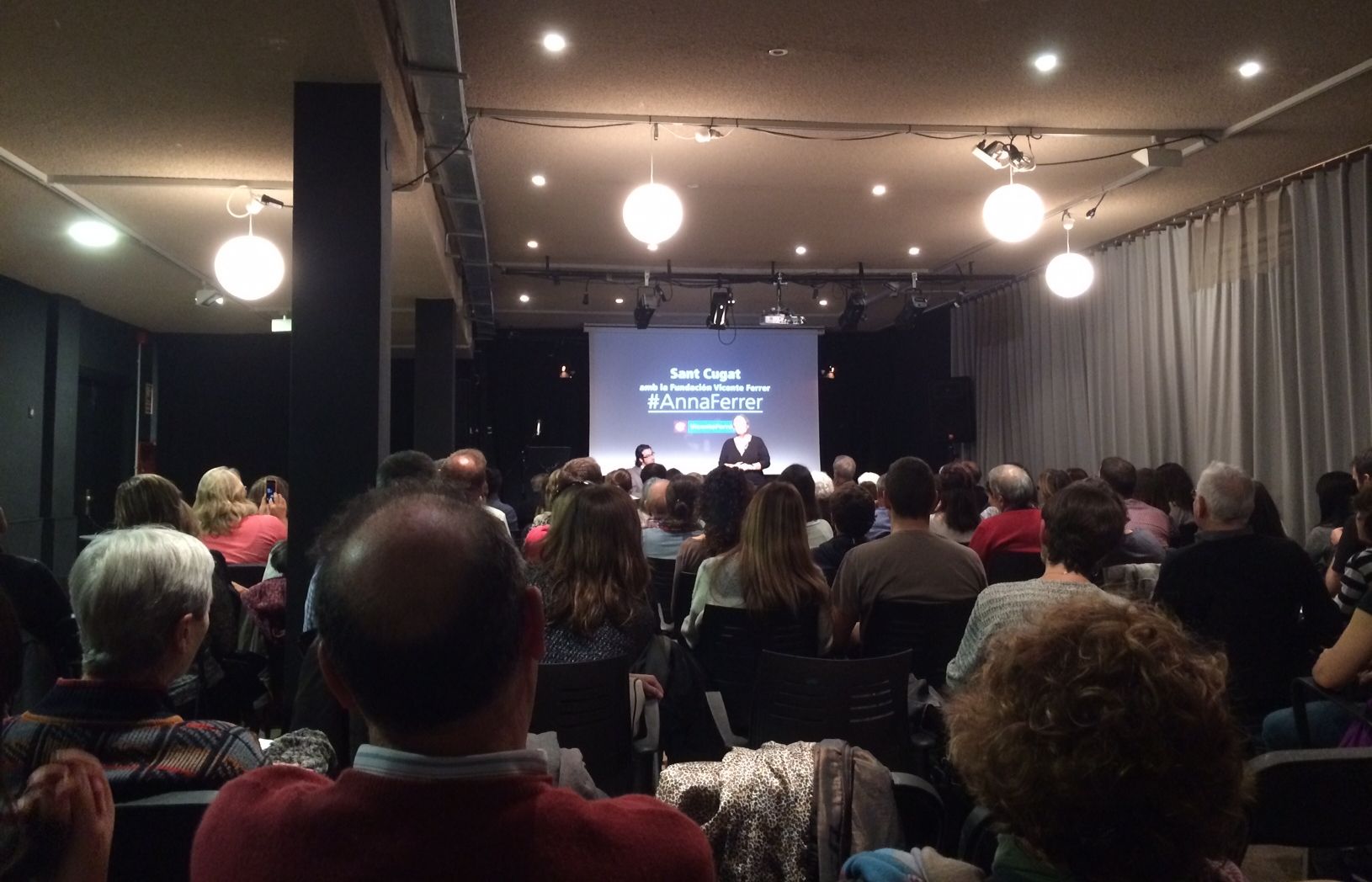 La Casa de Cultura s'ha omplert amb un centenar de santcugatencs que no es volien perdre les paraules d'Anna Ferrer.