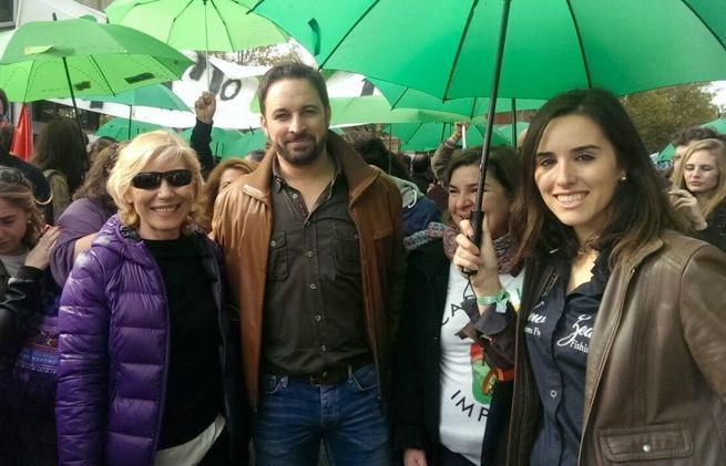 Ariadna Hernández, a la dreta, juntament amb Santiago Abascal, president de VOX: FOTO: VOX