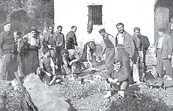 Grup de caçadors en una imatge de postguerra