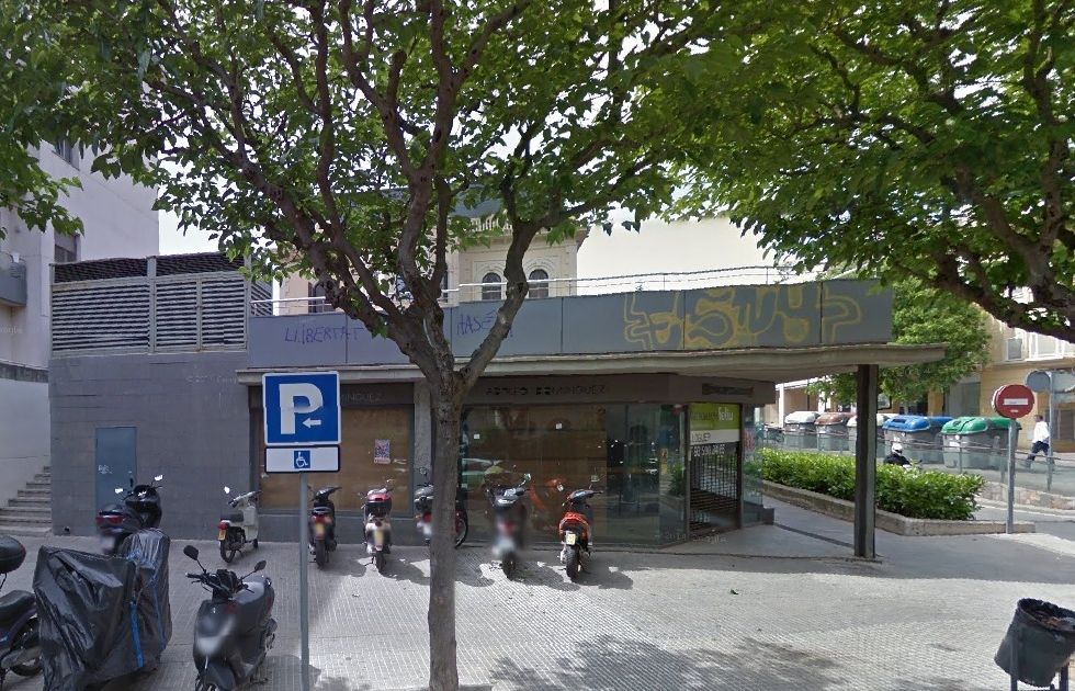 El local està ubicat al carrer d'Àngel Guimerà número 2.