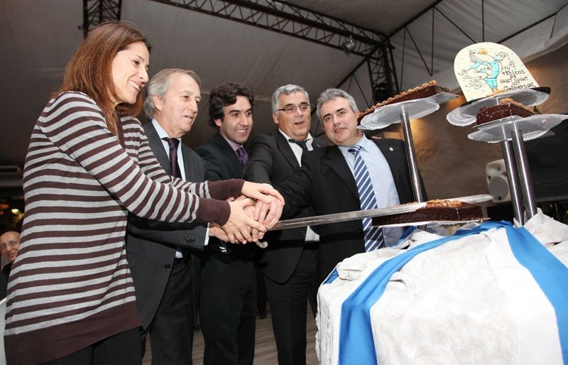 Raquel Mateos, Toni Giménez, Xavier Tizón, Joan Collet i Alberto Ariza tallant el pastís del 10è aniversari. FOTO: Lali Puig