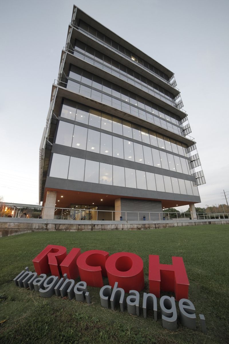 Ricoh dóna feina a mil persones a la seva seu de Sant Cugat. FOTO: Artur Ribera