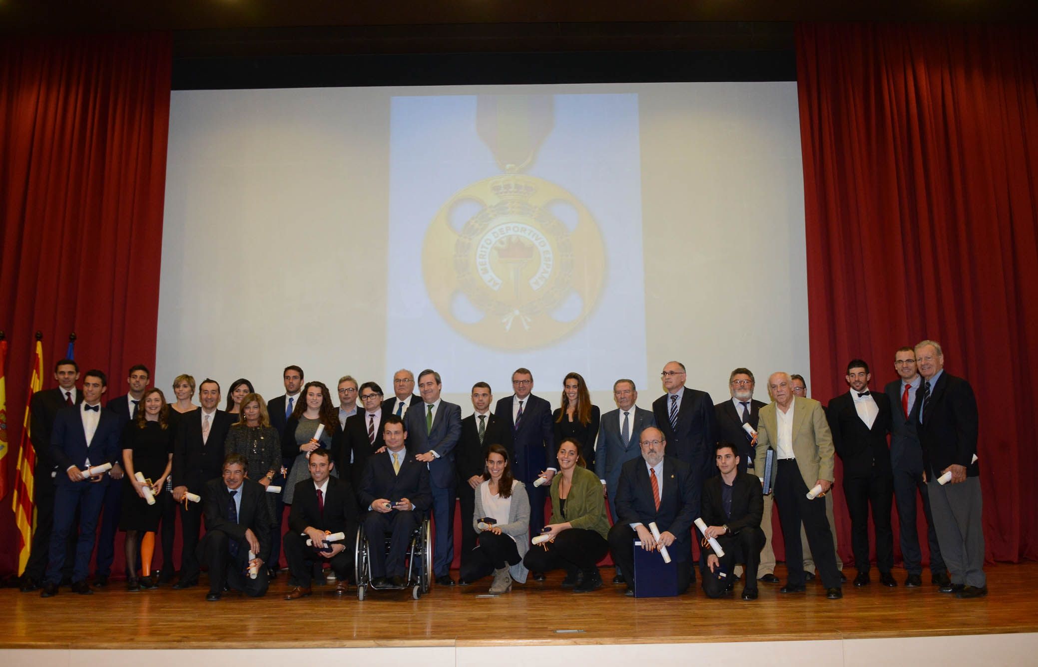 Fotografia de família de tots els premiats i les autoritats. FOTO: Localpres
