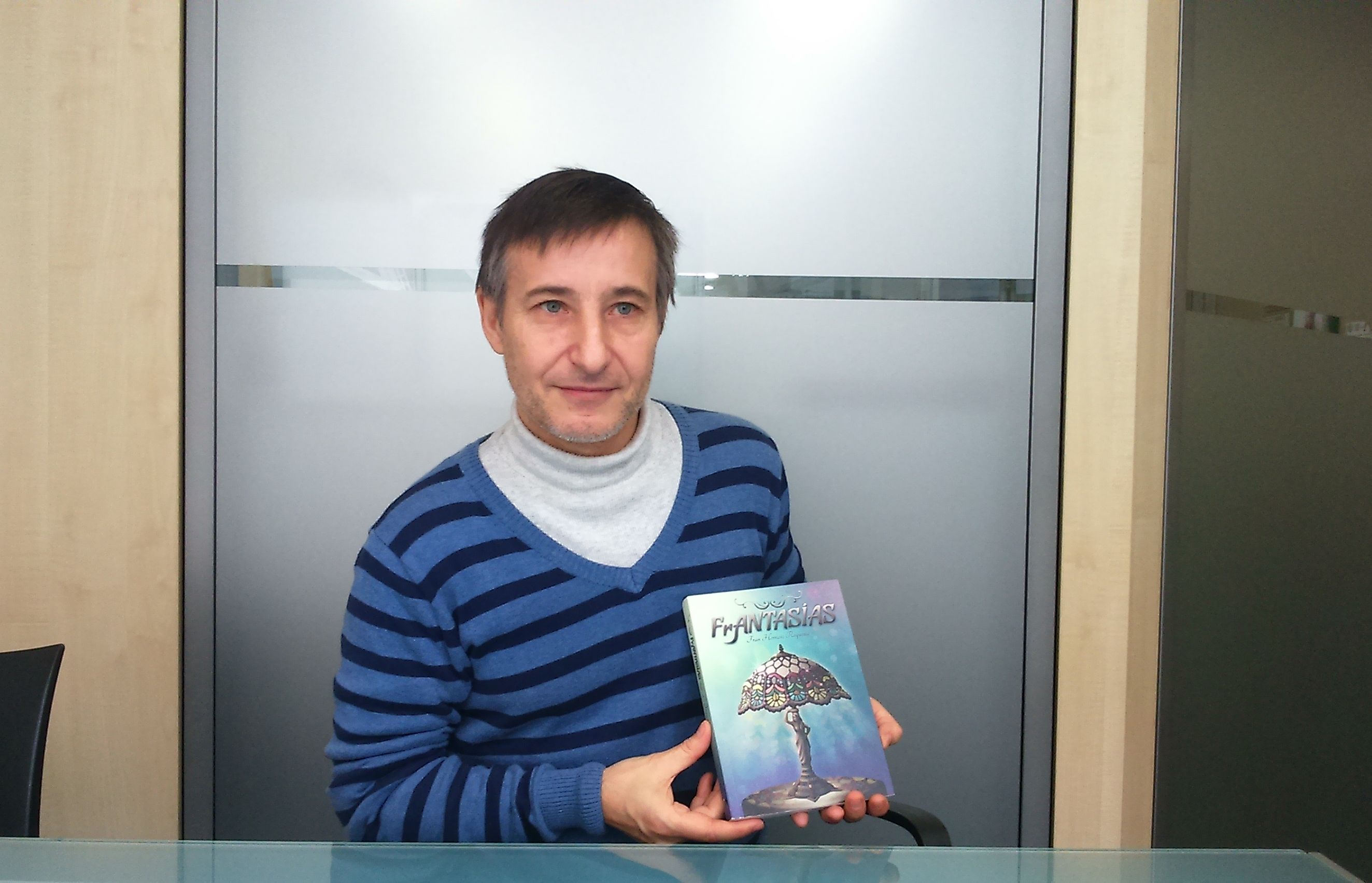Fran Hernaiz amb el llibre 'Frantasías'. FOTO: C.Caballé