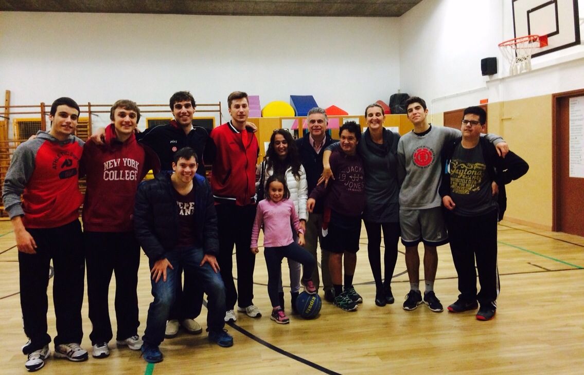 Lluís Dones i Mònica Mateu, amb l'equip ASDI-UESC. FOTO: UE Sant Cugat