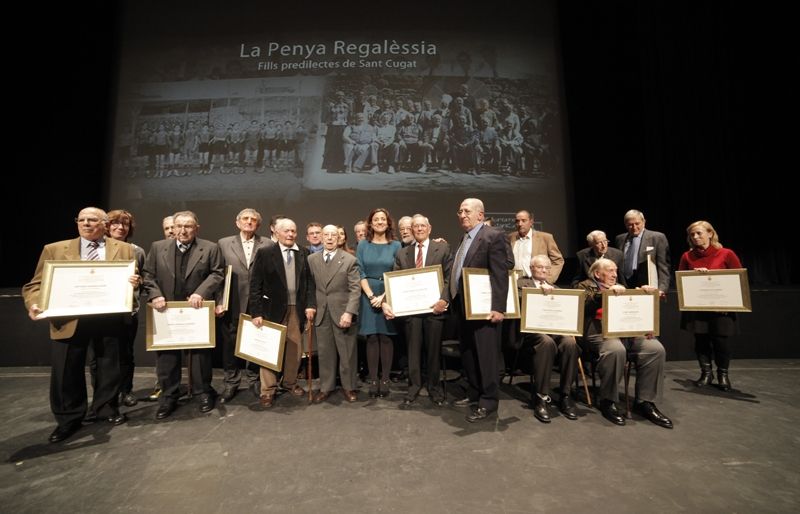 Els setze membres de la Penya Regalèssia que són vius amb el diploma de fills predilectes. FOTO: Artur Ribera